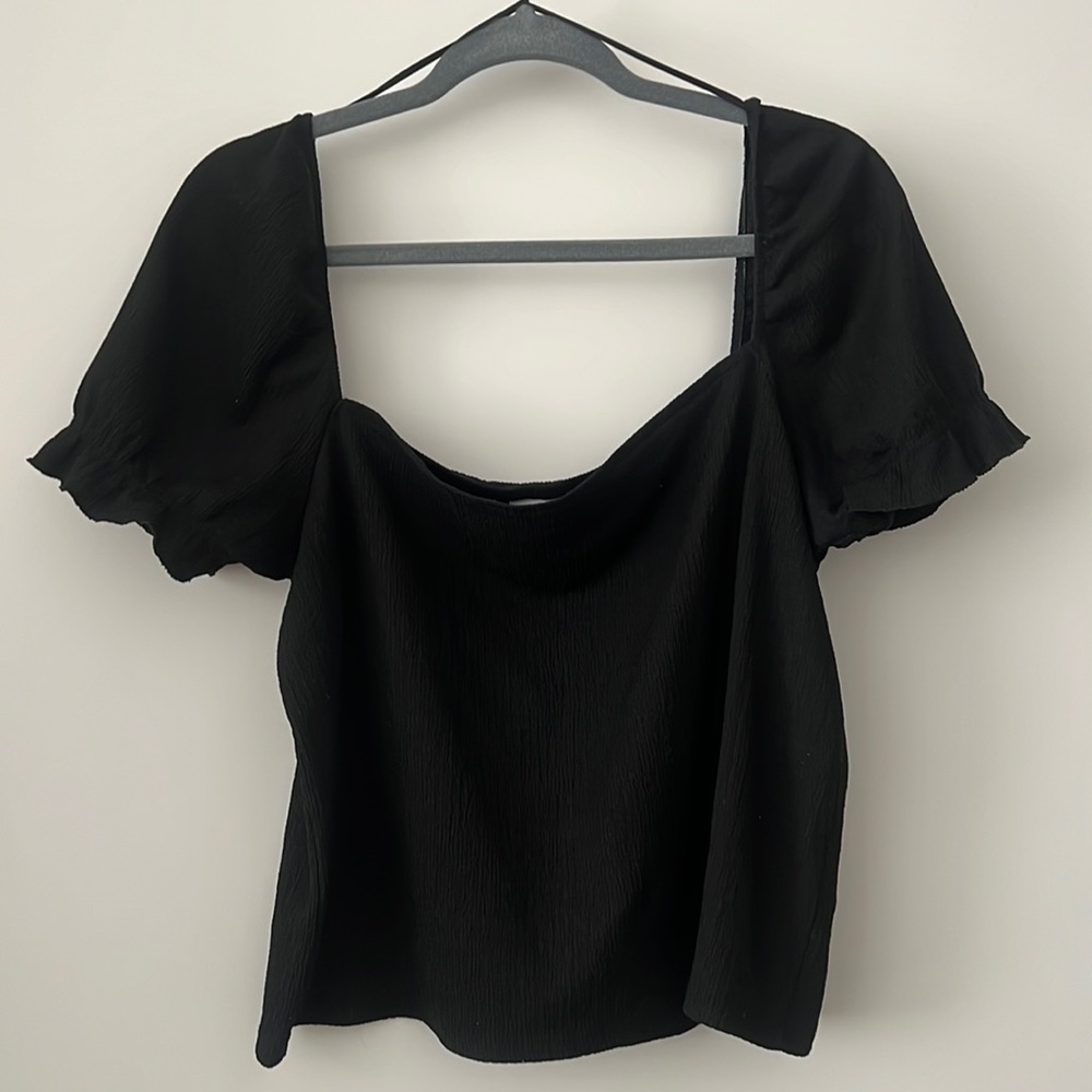 Lightly worn H&M shirt. SlightPuffy shoulder size L
